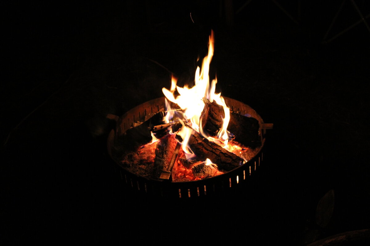 Lagerfeuer bei Nacht mit hellen Flammen